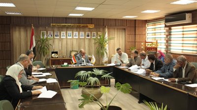 جامعة أسيوط تعقد اجتماعًا لمتابعة تنفيذ تجميل الحرم الجامعي