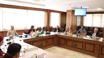 نائب محافظ الجيزة تناقش ملف محو الأمية مع مسئولي المحافظة