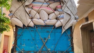 تموين أسيوط يضبط سيارة نقل محملة بكمية 14.6طن من سرس الأرز بمركز الغنايم 