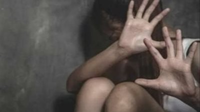 أب يعذب ابنته بالضرب حتى الموت.. تفاصيل القبض على أب قتل طفلته بالإسكندرية