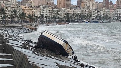بسبب ارتفاع الأمواج تحطم قارب صيد صغير بشاطئ الأنفوشي بالإسكندرية.. صور