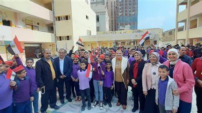 رئيس حي الجمرك بالإسكندرية تشارك في تفعيل مبادرة مصر أمانه في ايدينا بمدرسة الأسكندر الأكبر (صور)