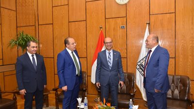 رئيس جامعة سوهاج يناقش رسالة دكتوراه بقسم العظام بمستشفي الإصابات بجامعة أسيوط
