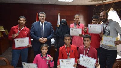 وكيل الوزارة يكرم فريق ألعاب القوى بمدرسة الصم وضعاف السمع بطور سيناء 