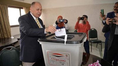 سعد يدلى بصوته في الانتخابات الرئاسية بلجنة الوافدين رقم 23 بمقر نادى أعضاء هيئة التدريس بجامعة أسيوط