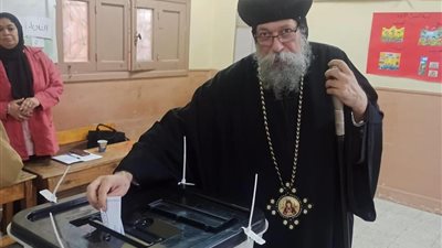 أسقف عام كنائس غرب الإسكندرية يدلي بصوته في الانتخابات الرئاسية ويحث المواطنين على المشاركة (صور)