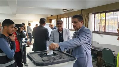 سكرتير عام مساعد محافظة أسيوط يدلي بصوته في لجنة الوافدين بحى غرب 