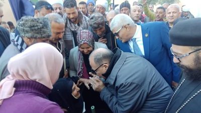 محافظ أسيوط يصطحب معمرة إلى داخل لجنة مدرسة المطيعة للإدلاء بصوتها بالانتخابات الرئاسية