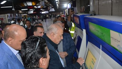الفضالي وصبره يتفقدان الصراف الالى TVM بمحطة الشهداء بالخط الأول