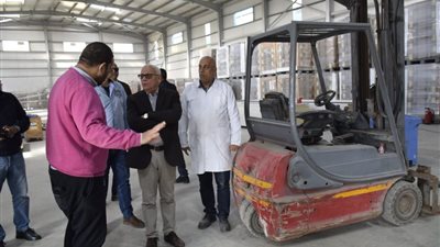 محافظ بورسعيد يتفقد مصنع انتاج الأعلاف بالجنوب