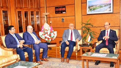 رئيس جامعة أسيوط يلتقى وفداً ممثلاً عن شركة أسيوط الوطنية لتصنيع البترول أنوبك