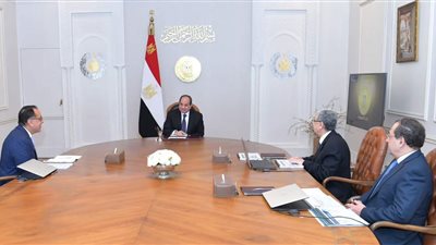 السيسي يجتمع بمدبولي وعدد من الوزراء لمتابعة بعض المشروعات
