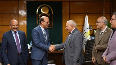 رئيس جامعة أسيوط يستقبل وفدا ممثلا عن لجنة قطاع الآداب بالمجلس الأعلى للجامعات