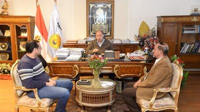 سعديلتقى رئيس شركة مياه الشرب والصرف الصحى بأسيوط والوادي الجديد لمناقشة الموقف التنفيذى للمشروعات الجارى تنفيذها بالمحافظة 