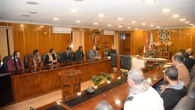 سعد يلتقى مسئولى الاشغالات بحى شرق وغرب أسيوط لمتابعة سير العمل 