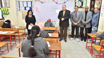 سعديتفقد لجان امتحانات الشهادة الإعدادية بمدرستي الوحدة العربية ودرية الحسنى بحى شرق أسيوط 