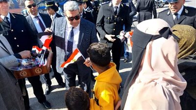 مدير أمن أسيوط يوزع الوردوالحلوى والشوكولاتةعلى المواطنين بمناسبة الذكرى ال٧٢ لعيد الشرطة 