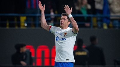 ليفاندوفسكي يقود هجوم برشلونة أمام ريال مدريد في نهائي كأس السوبر الأسباني