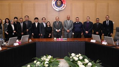 وزير التجارة والصناعة يستعرض مع وفد الوكالة الكورية للتعاون الدولي 