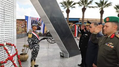 احتفالاً بالذكرى الـ 72 لأعياد الشرطة المصرية ...محافظ الشرقية ومدير الأمن يضعان إكليلاً من الزهور على النصب التذكاري لشهداء الشرطة بمقر قوات الأمن بمدينة الزقازيق