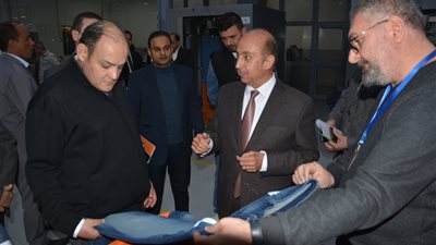 وزير التجارة والصناعة يقوم بجولة تفقدية بالمنطقة الصناعية بالعبور