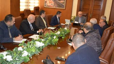 الغضبان يناقش فكرة انشاء صومعة لتخزين الحبوب والغلال بميناء غرب بورسعيد 