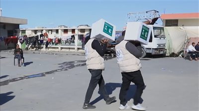مركز الملك سلمان للإغاثة يواصل توزيع السلال الغذائية في خربة العدس شرق رفح جنوب قطاع غزة