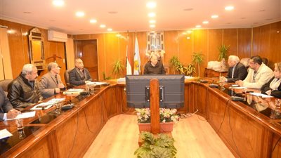 محافظ أسيوط يتابع مشروعات الرصف بالخطة الاستثمارية بالمراكز والأحياء 