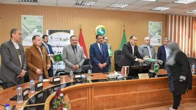 بقيمة 480 ألف جنيه... محافظ الشرقية يسلم شيكات لعدد 32 فتاه يتيمه من المقبلات على الزواج مقدمة من جمعية الأورمان