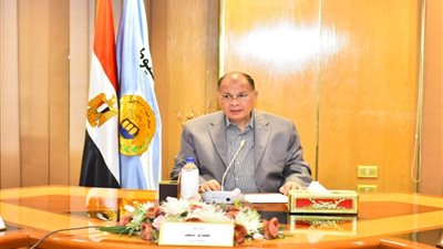 سعد يتلقى تقريرًا بجهود مديرية العمل بأسيوط خلال شهر 