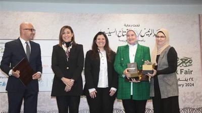 قسم الإعلام بآداب أسيوط يحصد جائزة أفضل كتاب فى العلوم الإنسانية بالمعرض الدولي للكتاب