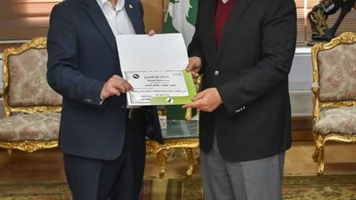تقديراً لما قدمه من أداء متميز وجهد ملموس للارتقاء بالعملية التعليمية..محافظ الشرقية يُكرم وكيل مديرية التربية والتعليم بمنحه شهادة تقدير وشعار المحافظة