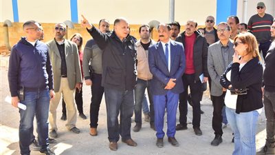 محافظ أسيوط يتفقد التشغيل التجريبي لمحطة مياه شرب الهلالى بحى شرق 