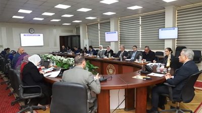 وزير العمل يترأس إجتماع  اللجنة التشريعية المُختصة بإعداد 