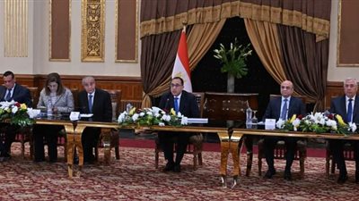 رئيس الوزراء: التوافق مع الغرف التجارية والمصنعين على ضخ كميات كبيرة من السلع في الأسواق 