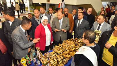 محافظ أسيوط يستقبل وزيرة التضامن الاجتماعي ويتفقدان معرض المنتجات والمشغولات اليدوية الحرفية والتراثية