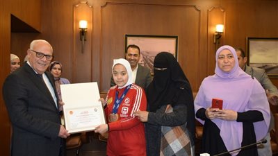 محافظ بورسعيد يكرم ابطال 