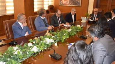 محافظ بورسعيد يبحث سبل التعاون مع وفد « شركة EYP للاستثمار » 