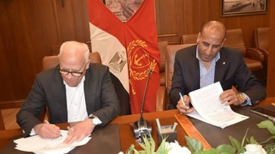 محافظ بورسعيد يوقع بروتوكول « حق انتفاع قرية الفيروز»  مع أحد المستثمرين.