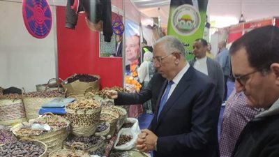 القصير يتفقد معرض «خير مزارعنا لأهالينا» 