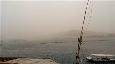 تداعيات العاصفة الترابية.. محافظ أسوان يعلن غلق حركة الملاحة الجوية والنهرية