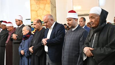 محافظ قنا يفتتح مسجد ذو النورين بدشنا ويؤدى صلاة التراويح