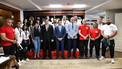 وزير الشباب والرياضة يُكرم لاعبي منتخب مصر بعد التتويج بكأس العالم للقوة البدنية في شرم الشيخ