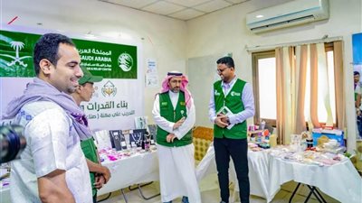 مركز الملك سلمان للإغاثة يوزع حقائب شتوية ويطلع على سير نشاط تدريب وتمكين أسر من معيلي الأيتام في اليمن