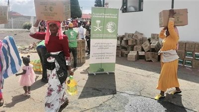 مركز الملك سلمان للإغاثة يوزع سلال غذائية في ألبانيا واندونيسيا وجنوب أفريقيا والجبل الأسود وبنجلاديش