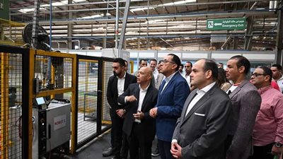 خلال جولته اليوم بمدينة برج العرب الجديدة: رئيس الوزراء يتفقد مصنع 