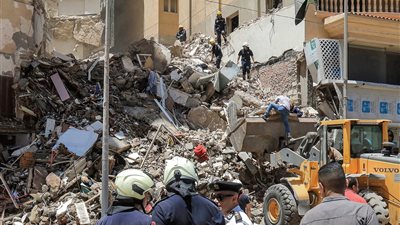 انهيار أجزاء من عقار قديم وسط الإسكندرية وإصابة شخصين