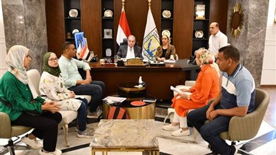 محافظ جنوب سيناء يلتقي بفريق عمل جائزة التميز الحكومي لتكافؤ الفرص وتمكين المرأة 