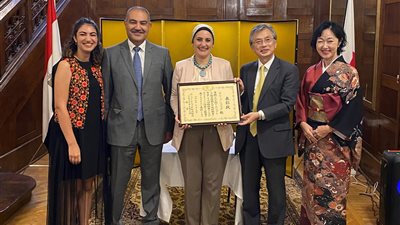 حصول الدكتورة نيفين حمودة، مستشار وزير التعليم والتعليم الفني للعلاقات الاستراتيجية على شهادة تقدير السفير الياباني