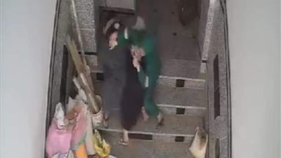 بعد تداول فيديو أغضب النشطاء...  القبض على زوجة متهمة بضرب حماتها المسنة بعنق في ديرب نجم 